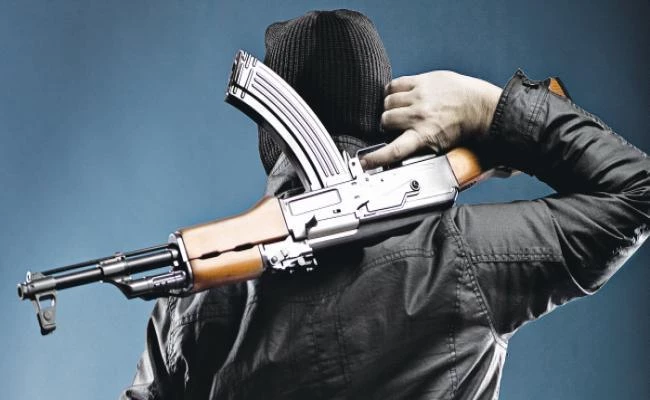 Τρόμος σε μεζεδοπωλείο – Τρόμος σε μεζεδοπωλείο στο Λόφο του Στρέφι: Κουκουλοφόροι μπούκαραν με καλάσνικοφ – Έντρομοι οι πελάτες
